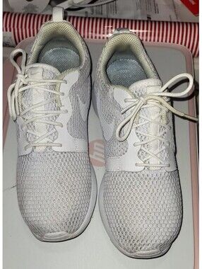 NIKE ROSHE 833826-100 WHITE SNEAKER RUNNING SHOES WOMENS SIZE 8.5